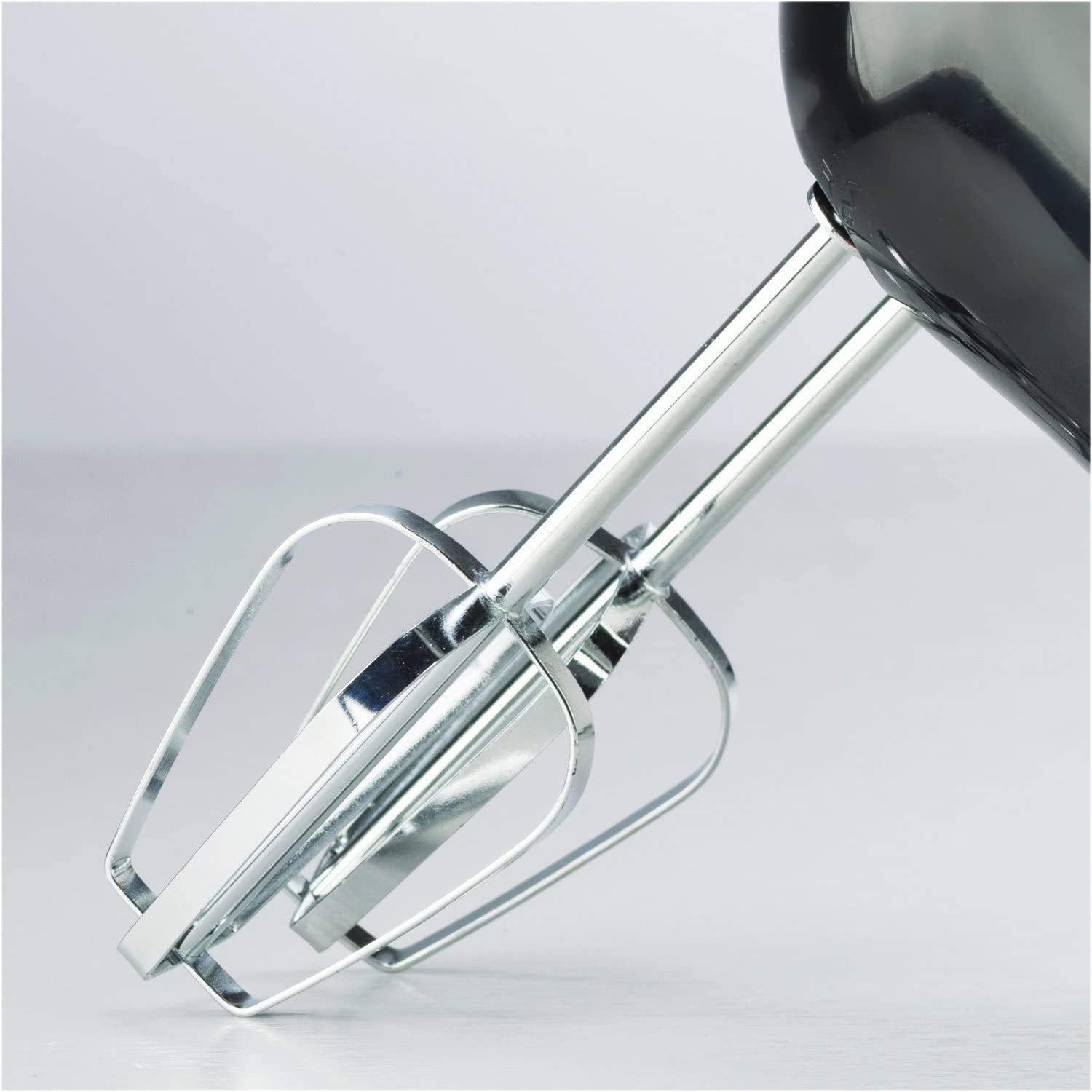 Brentwood HM-44 Lightweight 5-Speed Electric Hand Mixer in Black – Compact Kitchen Mixer with Stainless Beaters & Eject Button