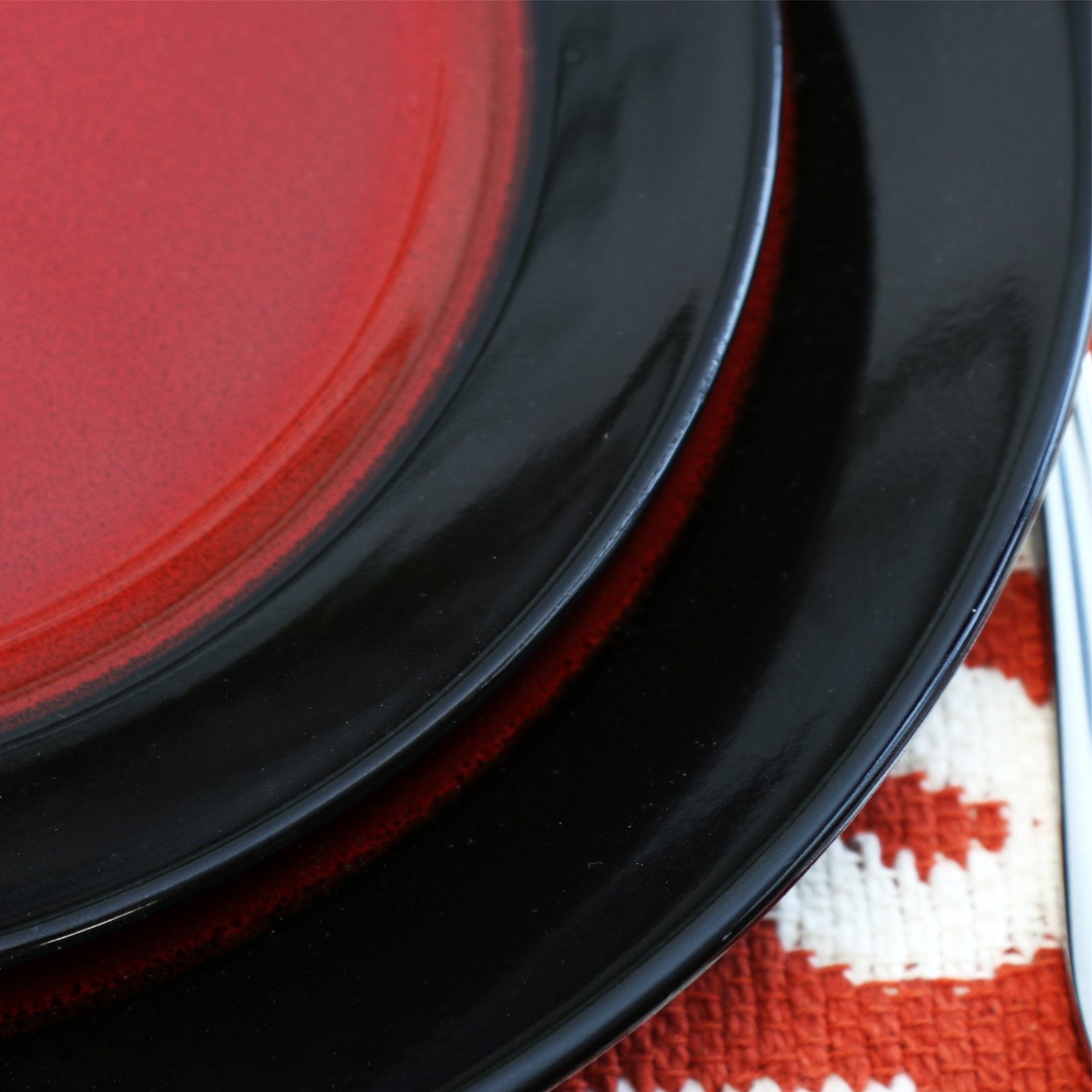 Elama Tanizia 16-Piece High Gloss Stoneware Dinnerware Set – Red & Black | Service for 4
